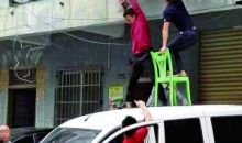 3岁女童头部卡防盗网 两托举哥施援手成功施救