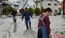 台风过境  日本安倍三访灾区：坐直升机视察浸水城市